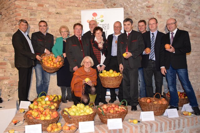 Den Wert des Streuobstes brachten Manfred Lendl (4.v.l.) und Brigitte Gerger (vorne) ihren Gästen aus Politik und Landwirtschaft näher.