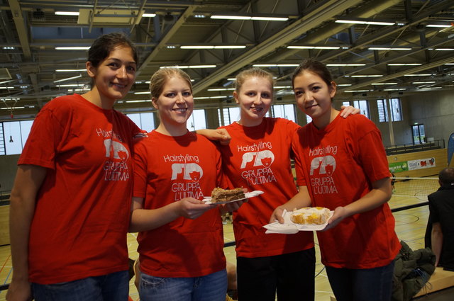 Karoline Kehrer, Nicole Mann, Lisa Westermayr und Aimee Stagl von der Sportunion Langenlebarn, 2. Landesliga, kredenzten Süßes. | Foto: Zeiler