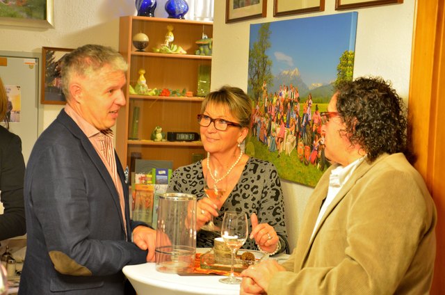 Günther Brandl (Weinmagazin) mit Mira und Dejan Stankovic. | Foto: Pirouc