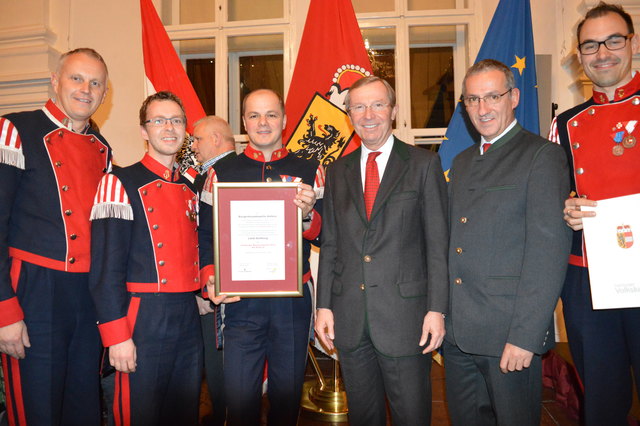 Stabführer Rupert Steiner, Obmann-Stellvertreter Wolfgang Ausweger, Kapellmeister Hermann Seiwald, Landeshauptmann Wilfried Haslauer, Bürgermeister Gerhard Anzengruber und Obmann der Bürgerkorpskapelle Hallein Stefan Rußegger. | Foto: Stadtgemeinde Hallein