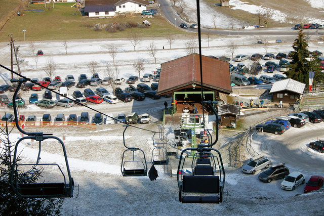 Der alte langsame Sessellift auf die Mittelstation soll bald ausgedient haben. | Foto: Glungezerbahn