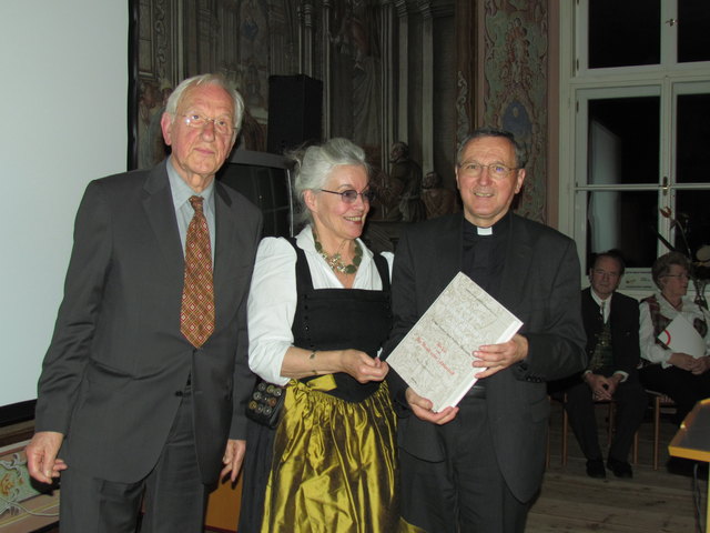 Die Autoren Walter Deutsch und Erika Sieder überreichten das 1. Exemplar an Propst Gerhard Rechberger