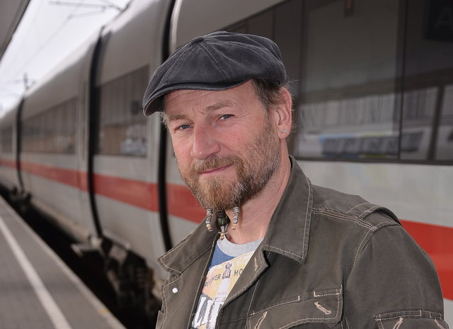 Kam zum bz-Interview mit der Bahn nach Wien: Kabarettist Roland Düringer fährt nur mehr mit den Öffis durchs Land. | Foto: Spitzauer