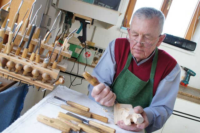 Die Arbeit mit dem Schnitzeisen erfordert viel Geschick. Josef Fraundorfer (74) arbeitet damit die Details der Figur heraus.