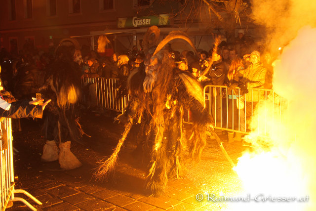 Über 1.000 Krampusse lehren den Besuchern in Schladming das Fürchten. | Foto: Raimund Griesser