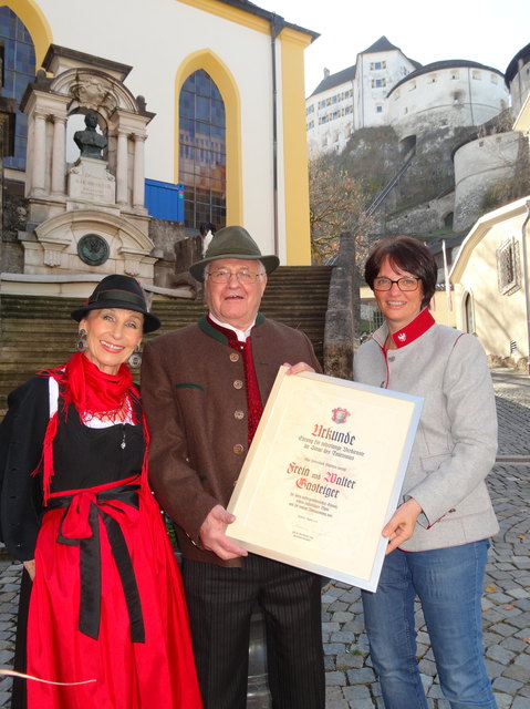 Für ihre Verdienste geehrt: Freia und Walter Gasteiger mit Sabine Mair, stv. Direktorin im TVB Ferienland Kufstein. | Foto: Ferienland Kufstein
