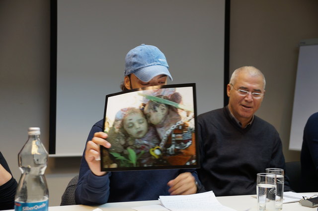 Seit vier Jahren zeichnen solche Momente – tote Kinder unter Trümmern – das Leben in Syrien.