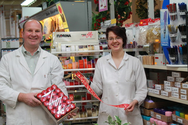 "Die schönste Deko zum Selberbasteln für die Weihnachtszeit" Geschäftsinhaber Anton Grabner und Verkäuferin Elisabeth Buzek