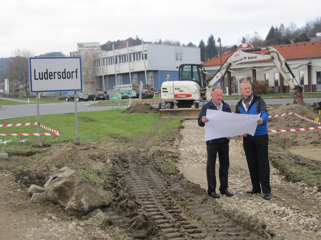 Die Gemeindechefs Peter Moser (r.) und Hans Peter Zaunschirm beim Baustellen-Lokalaugenschein.