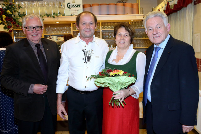 Landtagsabgeordneter Arnold Weixelbaumer (l.) und Landhauptmann Josef Pühringer (r.) gratulierten den Wirtsleuten Ernst und Ulrike Mayr. | Foto: OÖVP