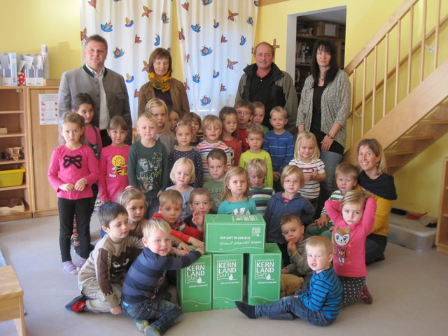 Foto Kindergarten: v.l. Bürgermeister Berthold Baumgartner, Johanna Lasinger, Bauernbundobmann Franz Ortner, Ortsbäuerin Martina Öhlinger, Kindergartenleiterin Anita Leitner