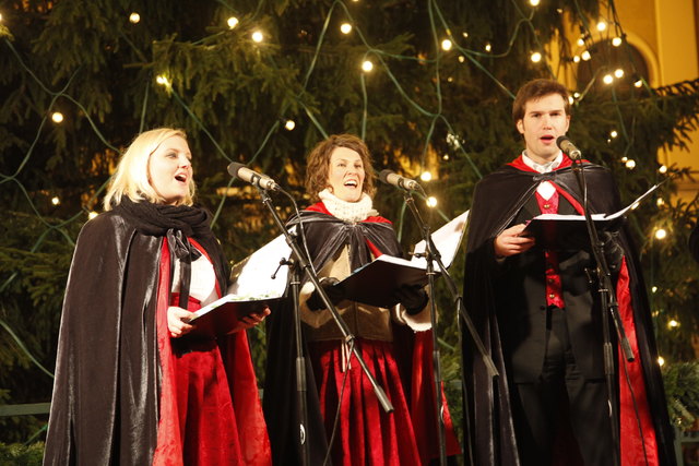 Chöre, Bläserensembles und Musikgruppen aus der ganzen Welt unterhalten am Schönbrunner Weihnachtsmarkt. | Foto: www.weihnachtsmarkt.co.at/Foto Fally