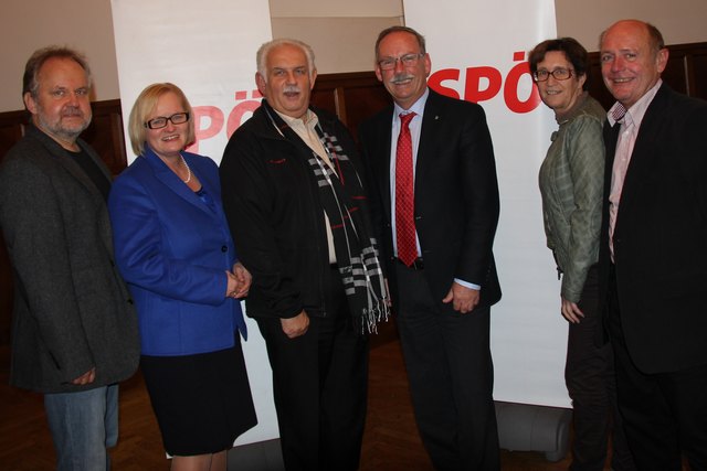 Michael Schodermayr, Wilhelm Hauser, Spitzenkandidat Gerald Hackl, Ingrid Weixlberger und Walter Oppl führen die SP-Liste an. 2. Landtagspräsidentin Gerda Weichsler-Hauer (2. v. li.) gratulierte. | Foto: SPÖ