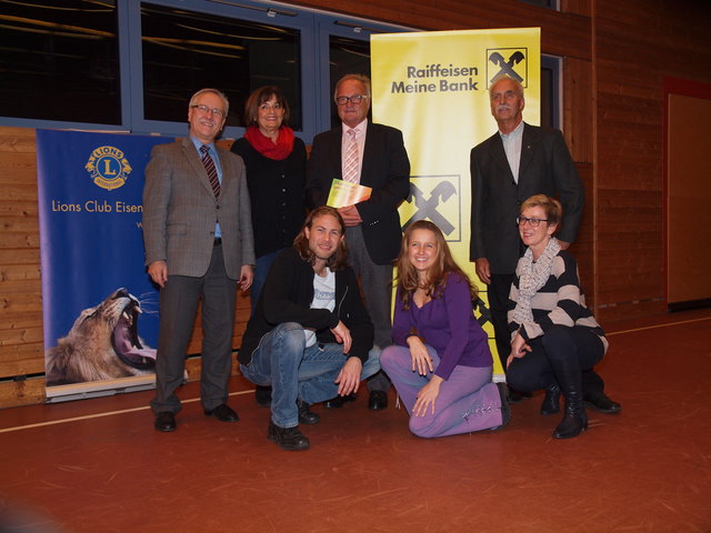 v.l.n.r. stehend: wHR DI Gerhard Spatzierer, Lion Club Eisenstadt, Volksschuldirektorin Susanne Kny, Pflichtschulinspektor Reg.-Rat Wofgang Kery, wHR DI Helmuth Koch - Lions Club Eisenstadt. Kniend: Oliver, Barbara - Österr. Zentrum für Kriminalprävention, Mag. Andrea Kolbe-Karall Psychotherapeutin.