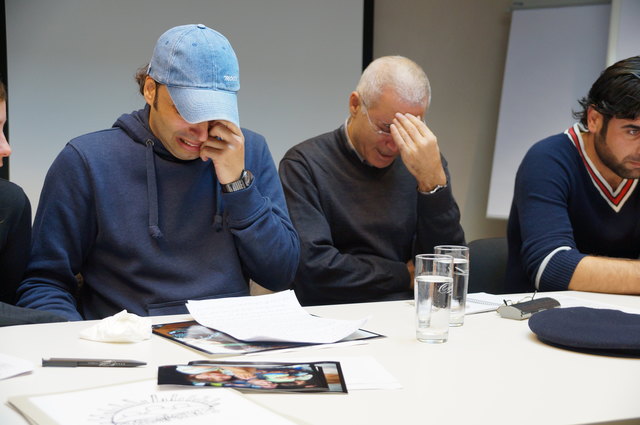 Das Warten auf einen Asylschein legt auch die Nerven erwachsener Männer blank.