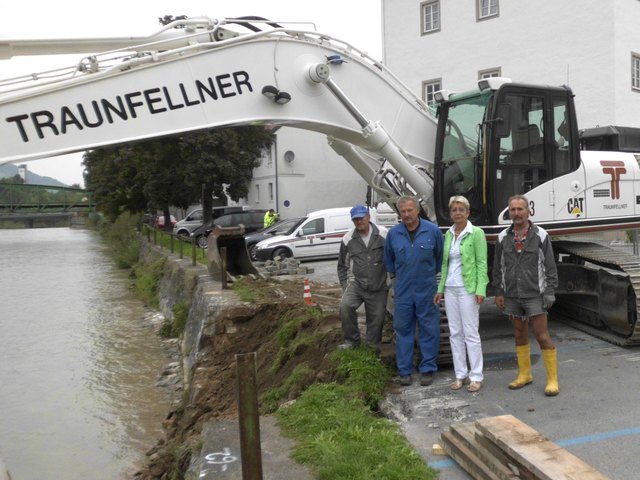 Christine Dünwald mit Arbeitern der Firma Traunfellner beim Baubeginn des Erlaufhafens. | Foto: Stadtgemeinde Scheibbs