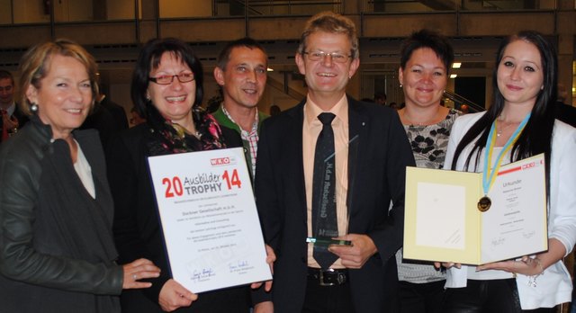 WKNÖ-Präsidentin Sonja Zwazl (links), Ingeborg & Bernhard Dockner, Lehrling Natascha Ricker (rechts) mit ihren stolzen Eltern (2. Reihe) | Foto: privat