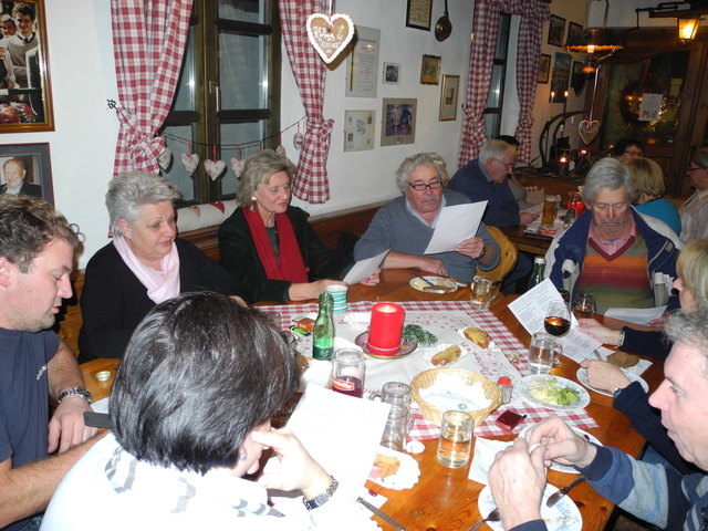 Hier wird fleißig Mitgesungen damit zu Weihnacht schöne Packerl unter dem Baum liegen