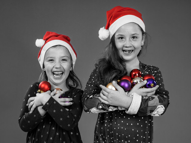 Santas Weihnachtsengerl Sarah und Sophie freuen sich schon auf die Bescherung!