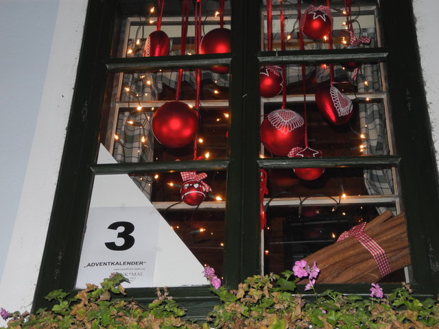 24 Fenster werden zum Neustifter Adventkalender jeder Tag an einem anderen Neustifter Haus