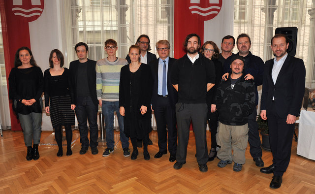 Bürgermeister Klaus Luger (Mitte) mit Kulturdirektor Julius Stieber (6. v. l.), Stadträtin Eva Schobesberger (5. v. r.), Vizebürgermeister Bernhard Baier (1. v. r.) und den Preisträgern. | Foto: Stadt Linz