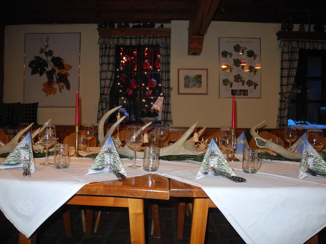 Auch vom Lokal her kann man die Adventfenster bewundern