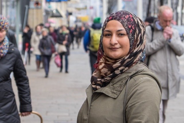 Menerva Hammad, 25, ist erfolgreiche Journalistin und stellt fest: "Mein Kopftuch geht niemanden etwas an!" | Foto: Burghardt