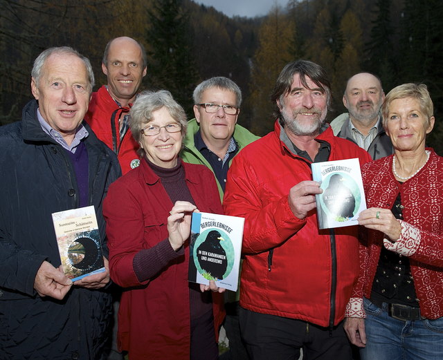 Erste Buchpräsentation im Naturfreunde-Koschutahaus: Engelbert Wassner, Susanne Bauschke, Herbert und Hildegard Jesenko und dahinter Josef Bierbaumer, Klaus Bayer und Stefan Hubert