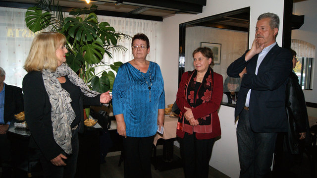 Monika Schrottmeyer, KUKMI Schriftführerin Vizebgm. Stefanie Steurer, Künstlerin Maria Felbermayer und Bgm. Peter Buchner bei der Vernissage in Mauerbach.