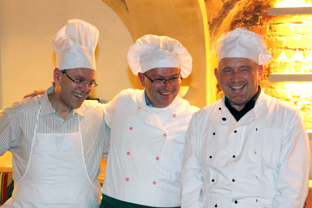 Machten vor dem Ofen eine gute Figur: Josef Knauseder, Bgm. Johannes Waidbacher und Stadtpfarrer Wolfgang Schnölzer. | Foto: privat