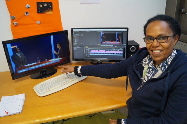 Hirut Kiesel bereitet ihre Sendungen in der "Werkstadt Meidling" vor.