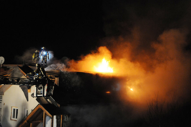 Die Feuerwehren Ellmau, Söll, Scheffau und Kufstein sind an den Löscharbeiten beteiligt. | Foto: ZOOM-Tirol