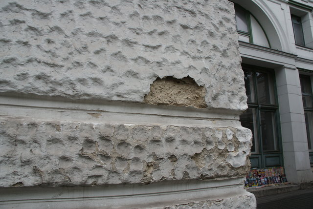 Abgebröckelt: Der Verputz an der Haltestelle Währinger Straße rieselt.