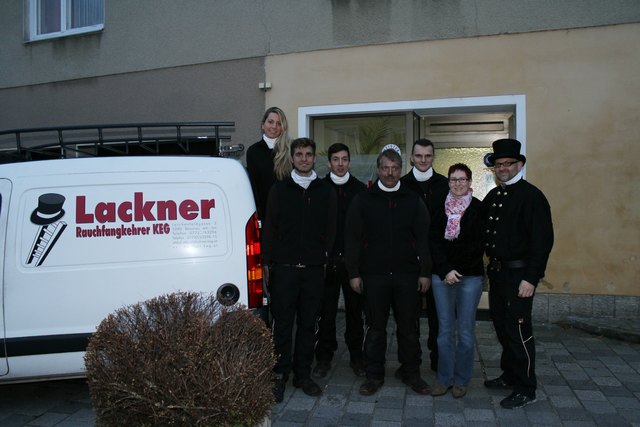 Rauchfangkehrermeister Herbert Lackner (rechts) führt sein erfolgreiches Familienunternehmen bereits in der vierten Generation. Gemeinsam mit seinem Team betreut er die Region Braunau.