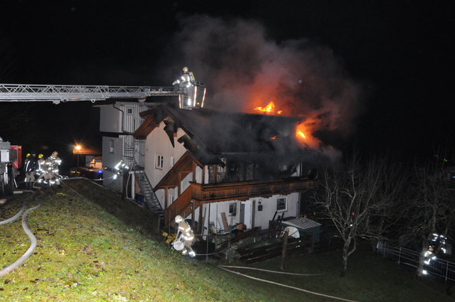 Drei Personen wurden mit Verdacht auf eine Rauchgasvergiftung ins Krankenhaus gebracht. | Foto: ZOOM-Tirol