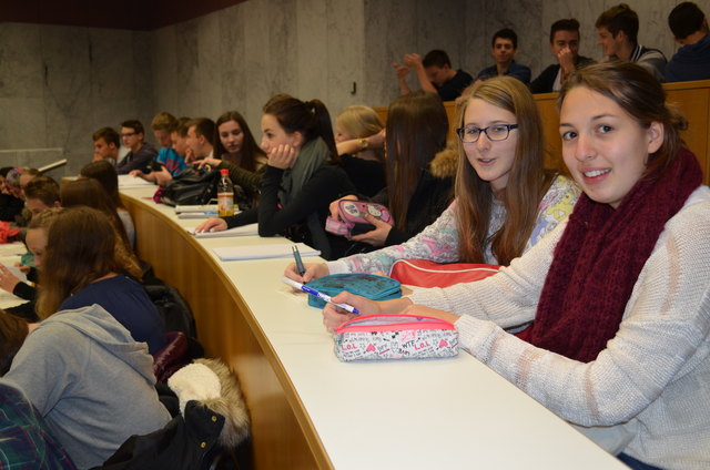 Lena und Veronika freuen sich auf ihre erste Vorlesung!