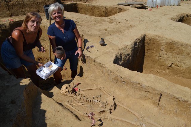 Grabungsleiterin Dr. Dorothea Talaa und Bürgermeisterin Ingrid Salamon an der Ausgrabungsstätte. | Foto: Stadgemeinde