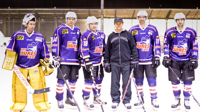 Chef im Rink: Peter Znanahlik (M.) ist Headcoach bei den UHT Dukes Graz. | Foto: UHT Dukes