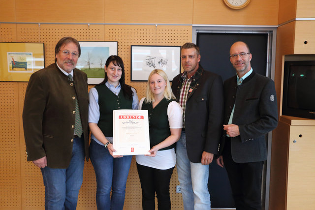 Bgm. Willi Zagler gratulierte Christina und Veronika Hacker. Mit dabei Lehrer Helmut Fellinger und Dir. Willi Bernsteiner. | Foto: FOTO KOREN