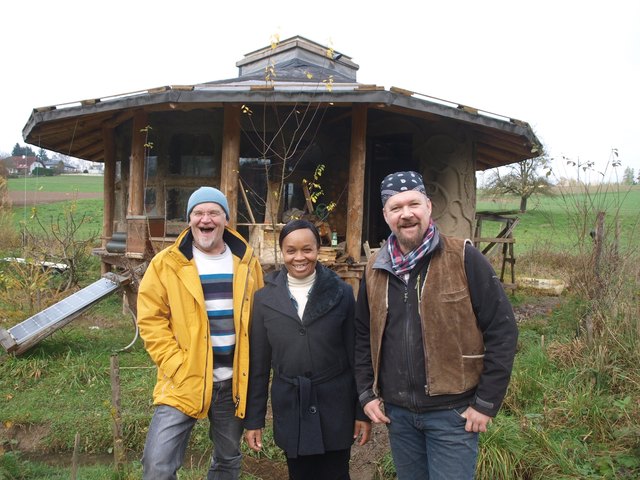 vlnr. Franz Hörmanseder, Saria Anderson und Bernhard Gruber im Permakultur-Projekt Wald-Wasser-Garten Einjoch in Eggendorf im Traunkreis