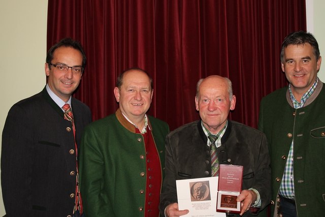 LAbg. Roland Meisl, Ortsparteivorsitzender Matthias Reiter, Abtenaus Ex-Bgm. Johann Quehenberger, VBgm. Wolfgang Buchegger. | Foto: SPÖ