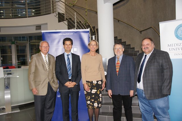 v.l.n.r.:
Raimund Margreiter Präsident Alumn-I-Med 
Markus Gramann, Leiter Private Banking und Freie Berufe Hypo Tirol Bank, Helga Fritsch, Rektorin
Christoph Brezinka, Universität Innsbruck 
Kay Peter Jankrift, Historiker von der TU München
nicht im Bild: Infektiologe Prof. Günter Weiss