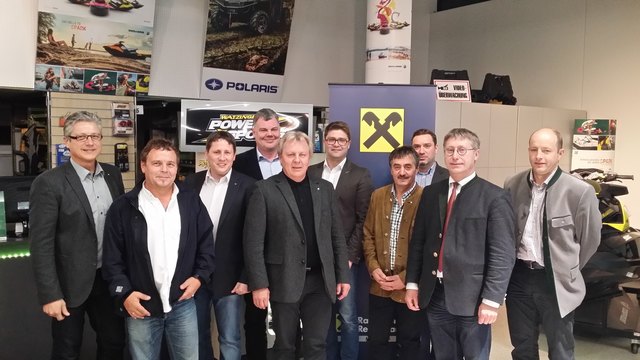 Gastgeber Klaus Watzinger, WB-Obmann Christian Hammer (HCH Security Solution), WB-Bezirksobmann-Stv. Florian Gumpinger (Verpura GmbH), WB-Obmann Dominik Grundemann-Falkenberg (Schloss Waldenfels), Josef Hießl (Raiffeisenbank Reichenau), JW-Bezirksvorsitzender und Unternehmensberater Thomas Staudinger, Vizebürgermeister Helmut Hofstadler, WB-Obmann Andreas Derntl (netVizion.openIT OG), Bürgermeister Hermann Reingruber und WB-Obmann Leopold Lengauer (Eventtaxi) (v.l.). | Foto: David Watzinger
