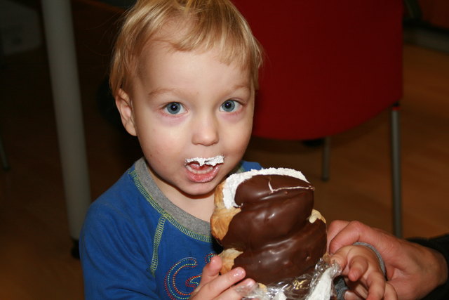 Der kleine Jonas aus Alberndorf freute sich über eine Riesenschaumrolle vom Hollabrunner Markt, die ihm sichtlich schmeckt.