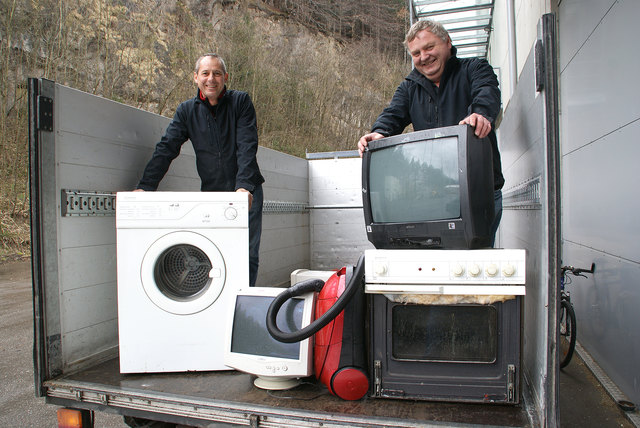 Abfallberater Manfred Zöttl (re.) ist Spezialist in Sachen Mülltrennung. | Foto: Stadtwerke Kufstein / Giacchino