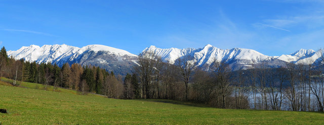 Grüne Wiesen, weiße Berge. Dieses Bild zeigt sich zur Zeit im Lungau. Hier die Hausberge von Göriach, Lessach und ganz rechts der 'Grenzstein' Preber zur Steiermark.