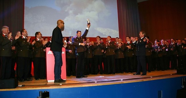 Der Moment des Triumphs: Kommandant Bernhard Fischler präsentiert den Award! | Foto: Klausner