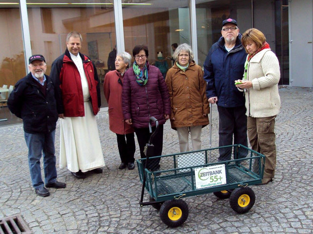 Pfarrer Wohlmacher, Mitglieder der Zeitbank und das gesponserte Friedhofswagerl