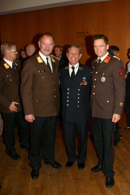 LFK Peter Hölzl (li.) und Absam-Kdt. Bernhard Fischler mit Stargast Tony Ticarico von der New Yorker Feuerwehr | Foto: Klausner