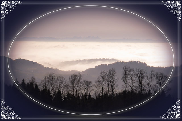 Nebel hängt wie Rauch ums Haus, 
drängt die Welt nach innen.
 Ohne Not geht niemand aus,
 alles fällt ins Sinnen.

 Leiser wir die Hand, der Mund,
 stiller die Gebärde.
 Heimlich, wie auf Meeresgrund,
 träumen Mensch und Erde.

 Christian Morgenstern